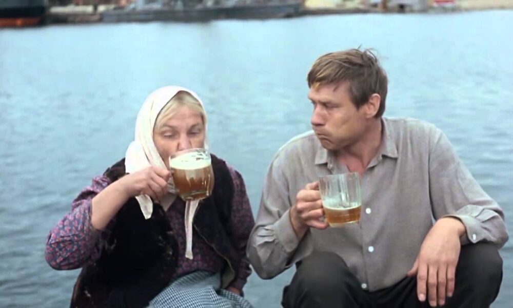 Люди пьют пиво