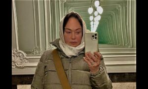 Лариса Гузеева в платке