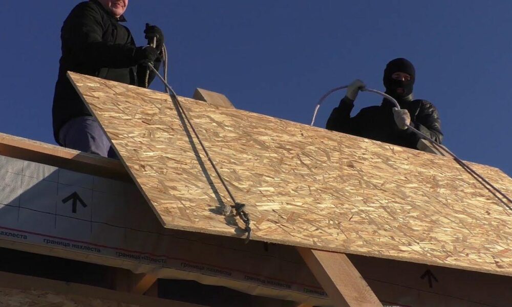 Рабочие устанавливают крышу