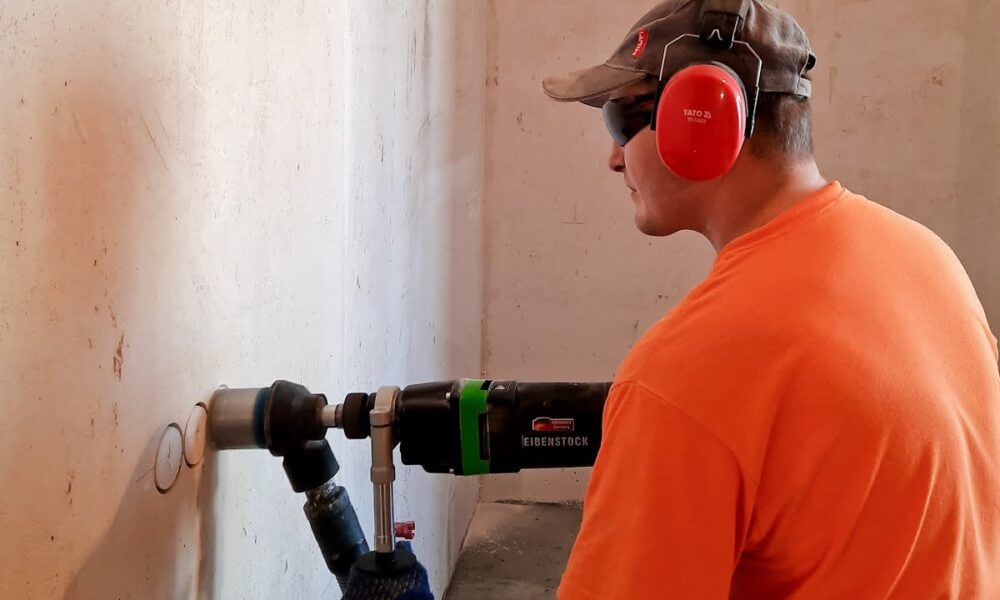 Сверлит стену