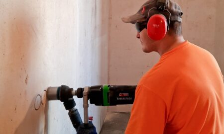 Сверлит стену