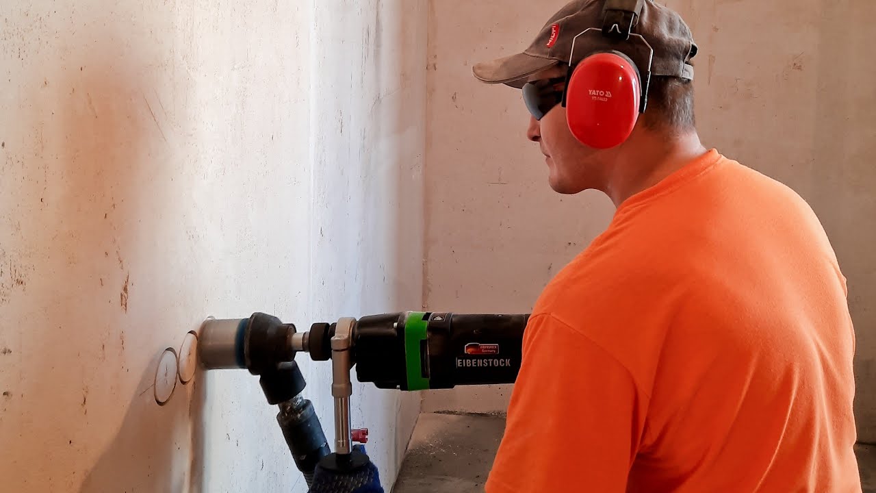 Сверлит стену