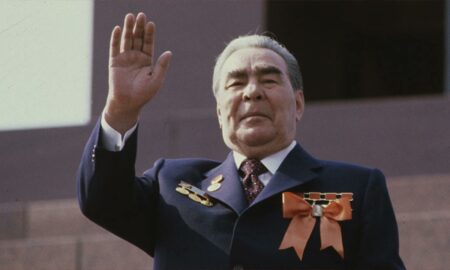 Брежнев машет рукой