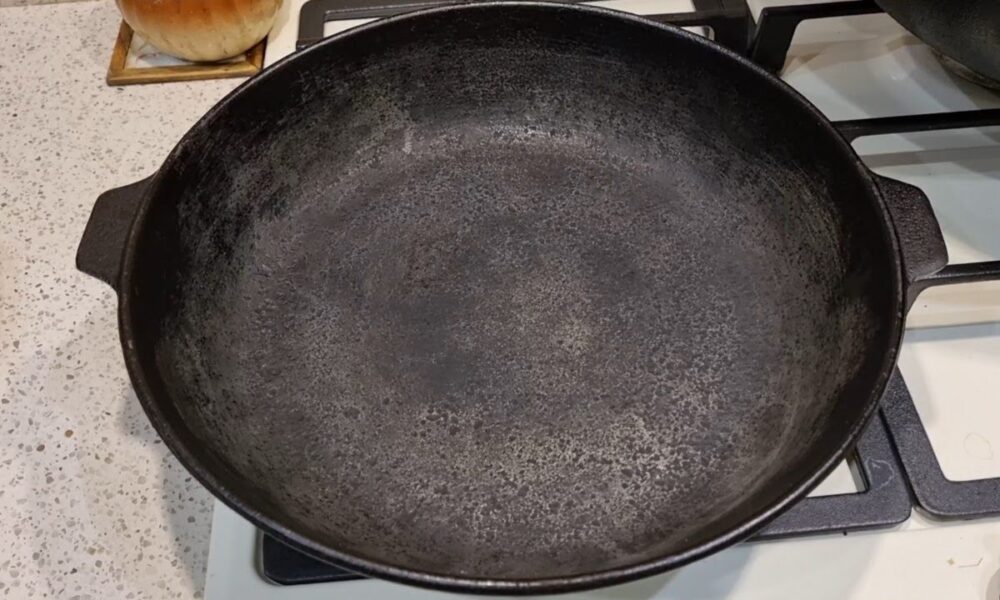 Чугунная сковорода на плите