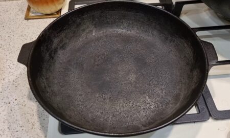 Чугунная сковорода на плите