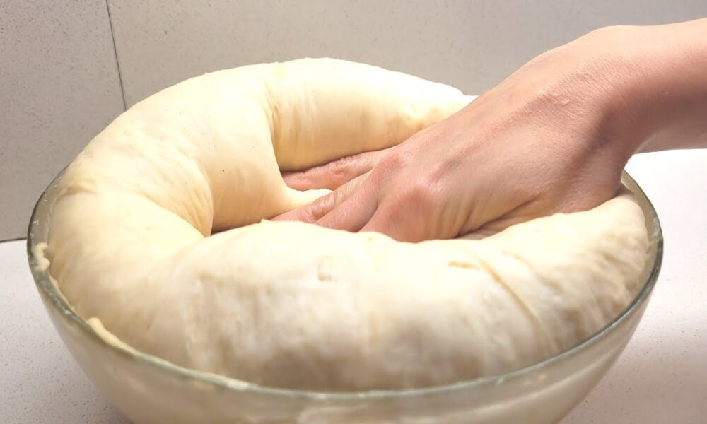 Девушка месит тесто