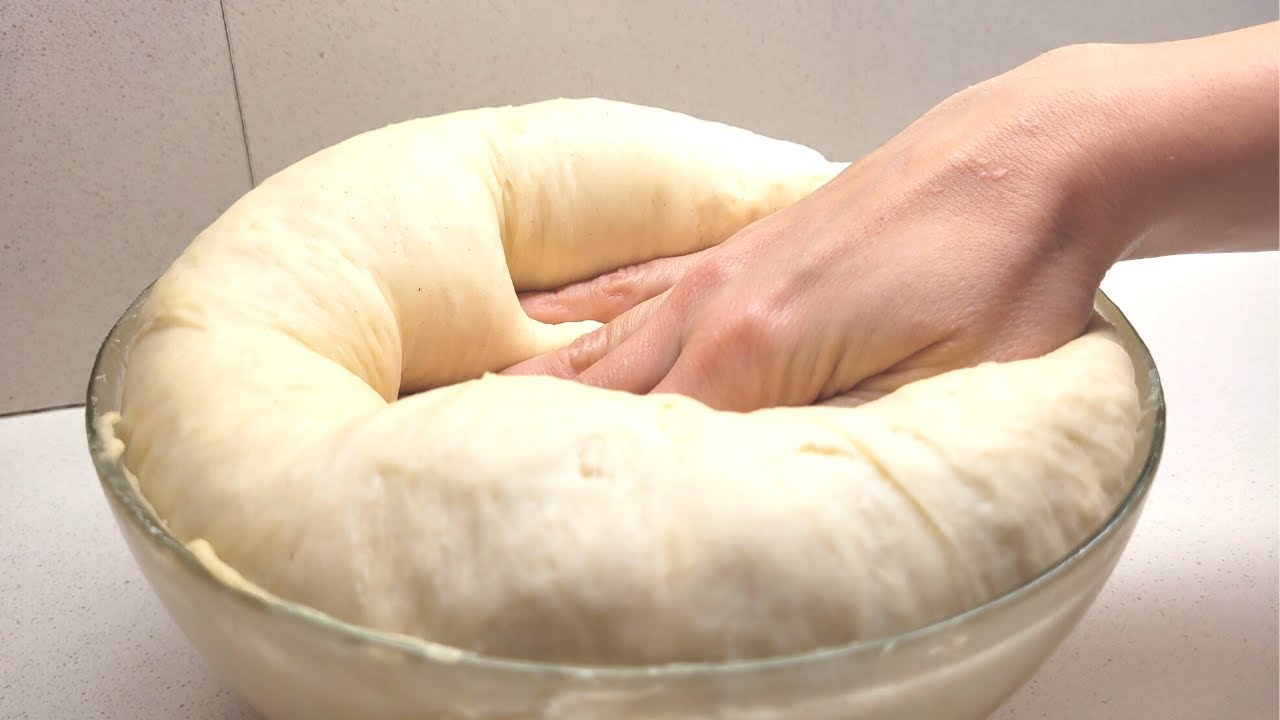 Девушка месит тесто