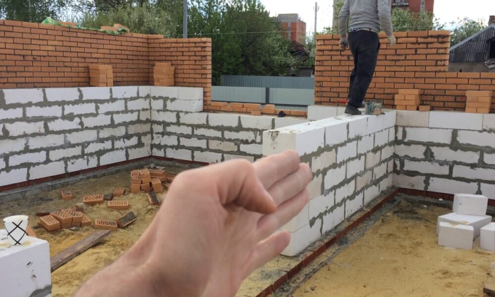 Возводят стены