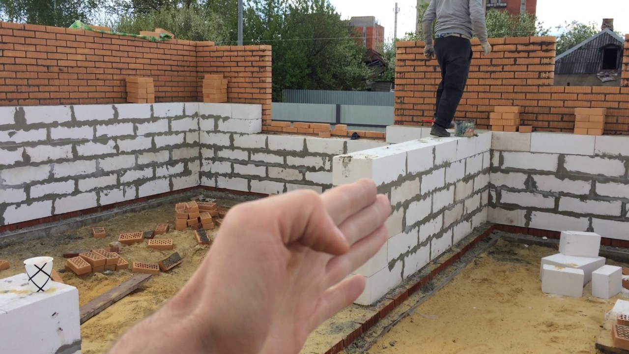 Возводят стены