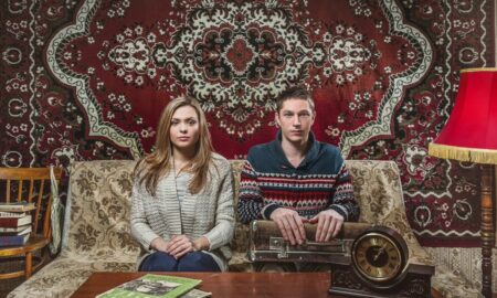 Мужчина и женщина на диване