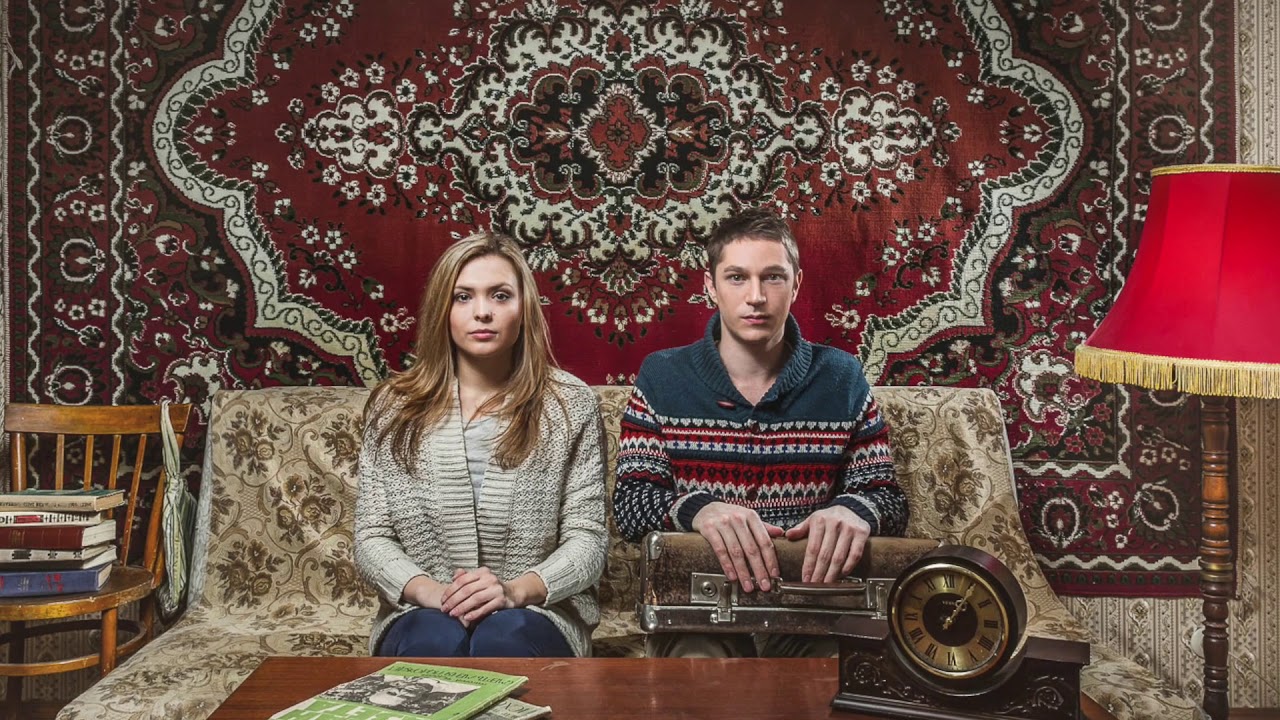 Мужчина и женщина на диване