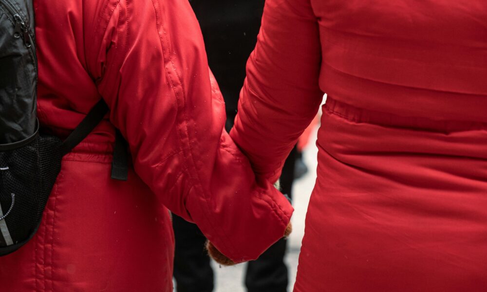 Девушки держатся за руки