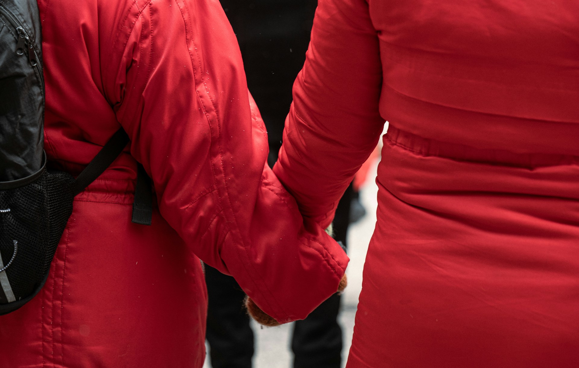 Девушки держатся за руки