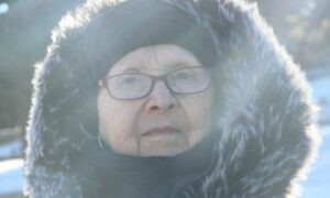 Бабушка в очках