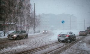 Сильный ветер и снег