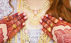 Девушка с украшениями