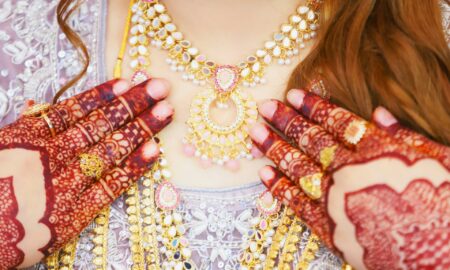 Девушка с украшениями