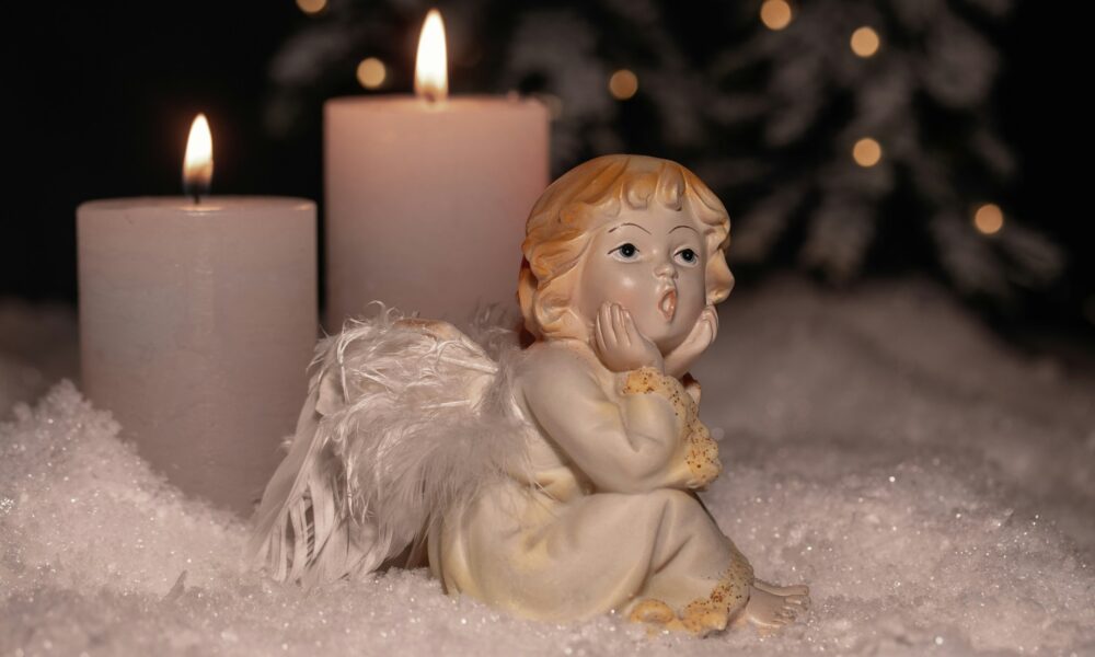 фигура ангелочка и свечи