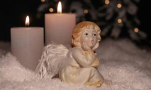 фигура ангелочка и свечи