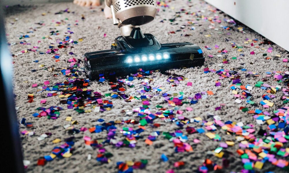 Пылесосит пол