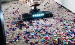 Пылесосит пол