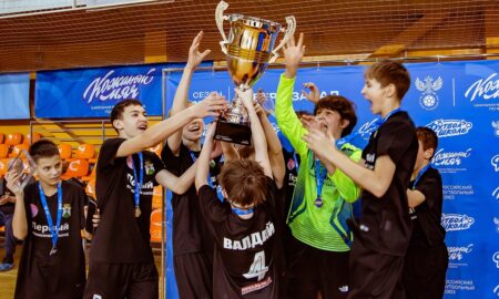 Футболисты с кубком