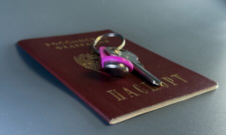 Ключи и паспорт на столе