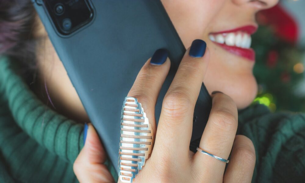 женщина с телефоном