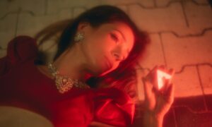 Девушка лежит