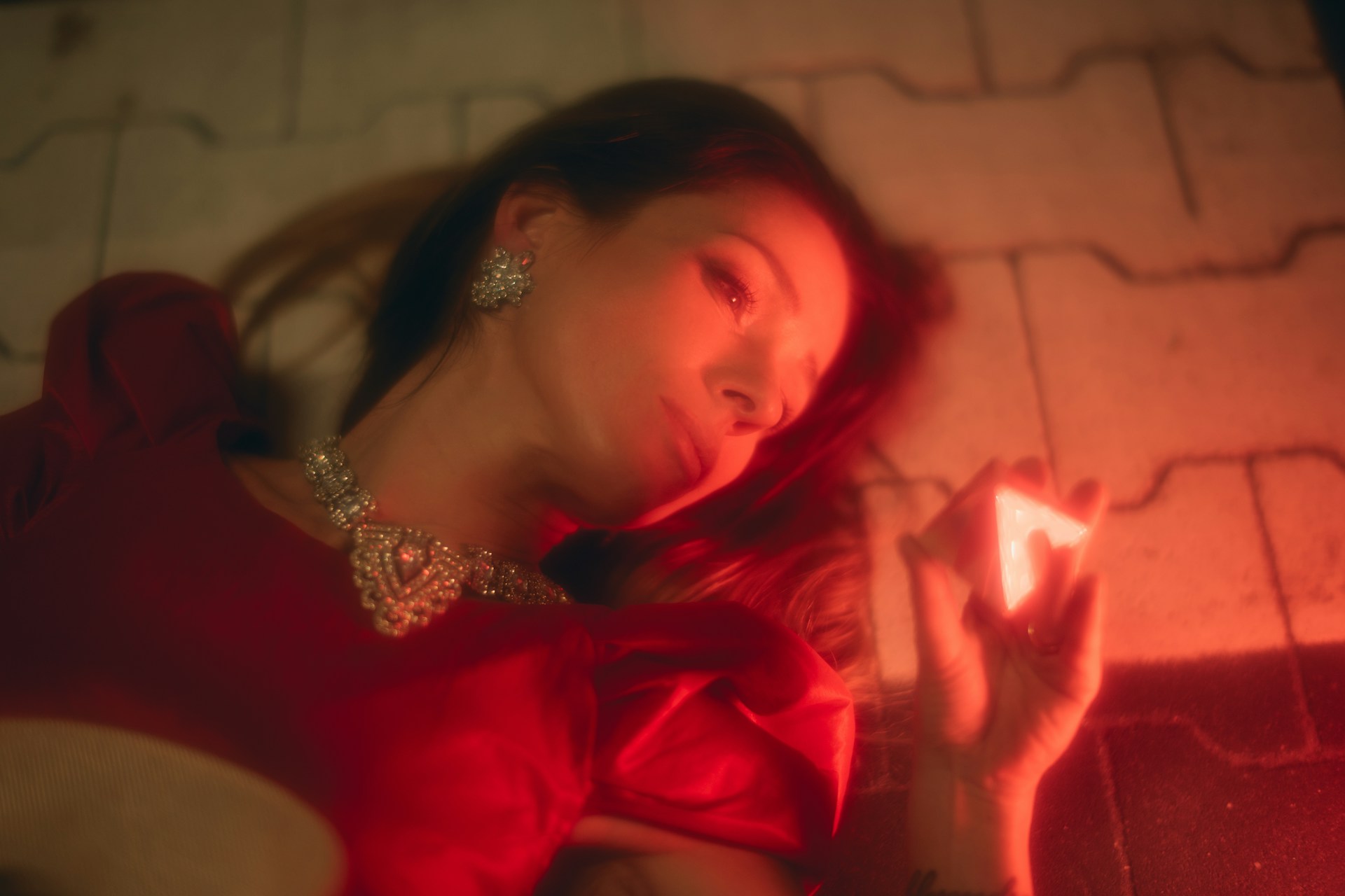 Девушка лежит