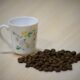 Кофейные зёрна и чашка