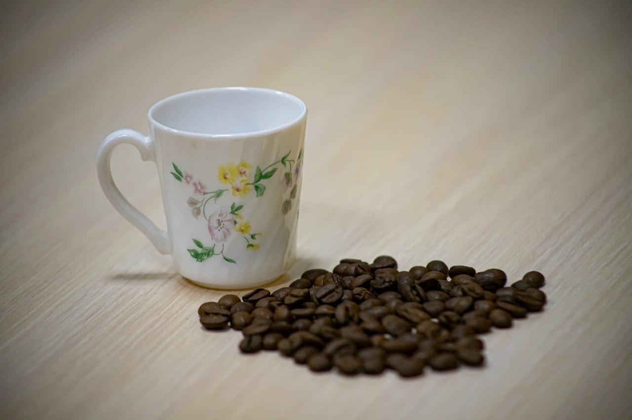 Кофейные зёрна и чашка