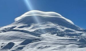 Заснеженный Эльбрус с лентикулярным облаком