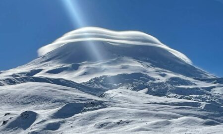 Заснеженный Эльбрус с лентикулярным облаком