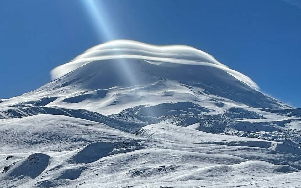 Заснеженный Эльбрус с лентикулярным облаком