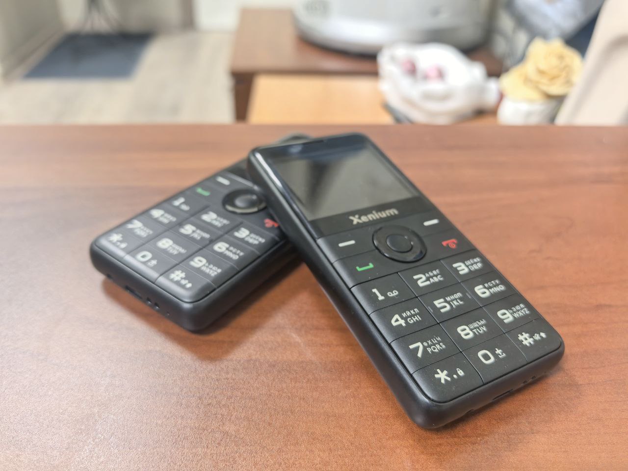 Два кнопочных телефона