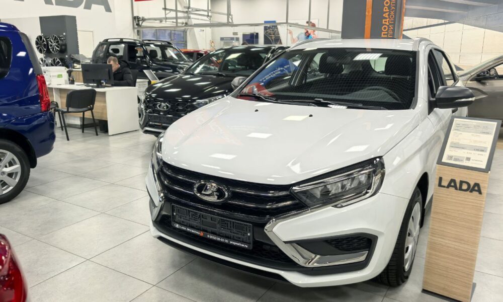 Автомобиль Lada в салоне