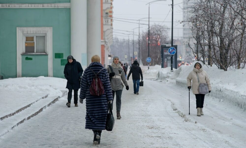 Люди идут по улице зимой