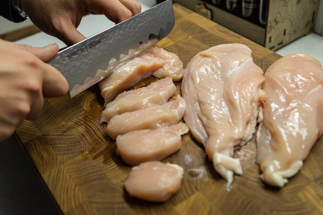 Сырая куриная грудка