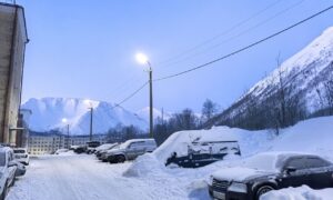 зима, припаркованные автомобили под слоем снега