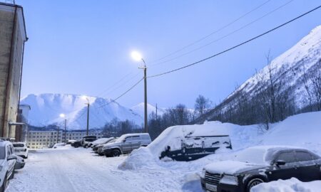 зима, припаркованные автомобили под слоем снега