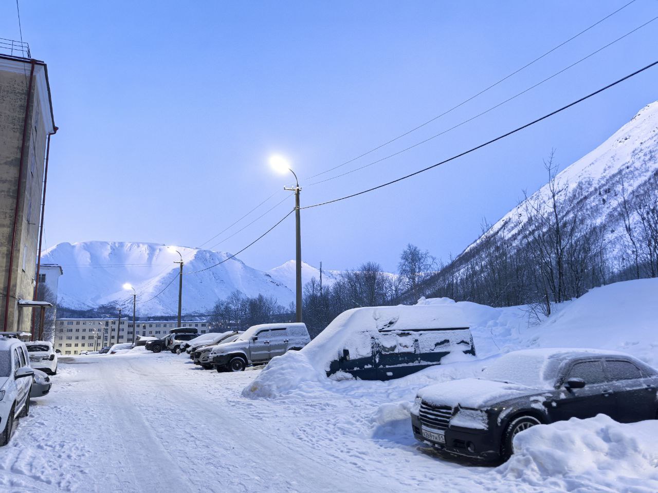 зима, припаркованные автомобили под слоем снега