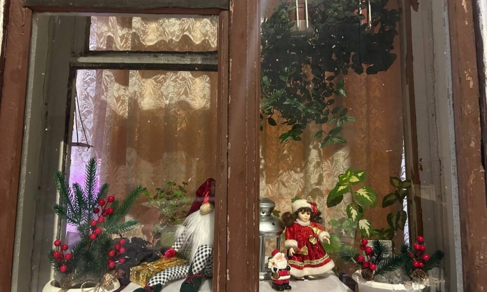 Новогодний декор на окне