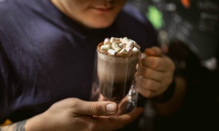 Мужчина пьет кофе