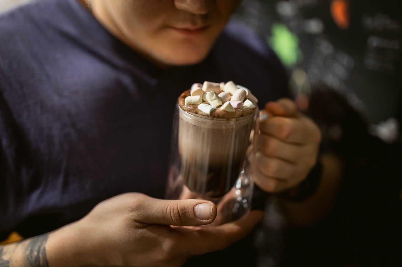 Мужчина пьет кофе