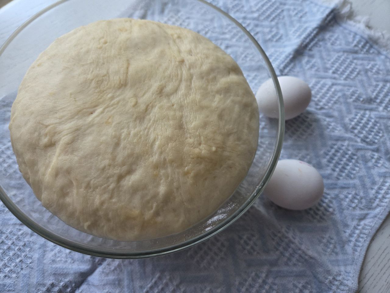 Тесто и яйца