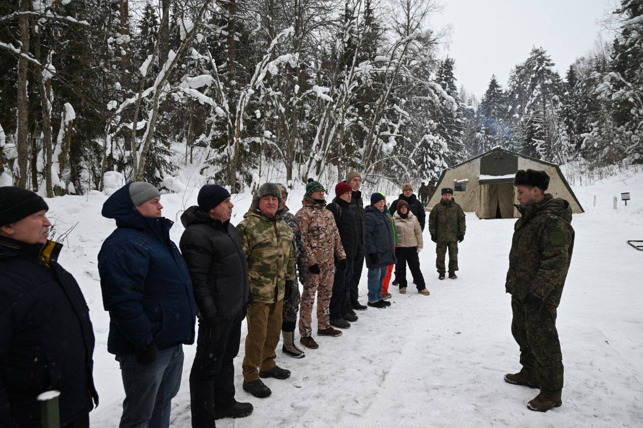 Депутаты Новгородской облдумы на плацу