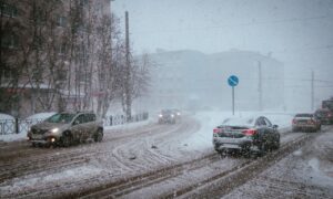 Машины едут в метель