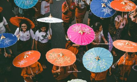 Люди с зонтиками