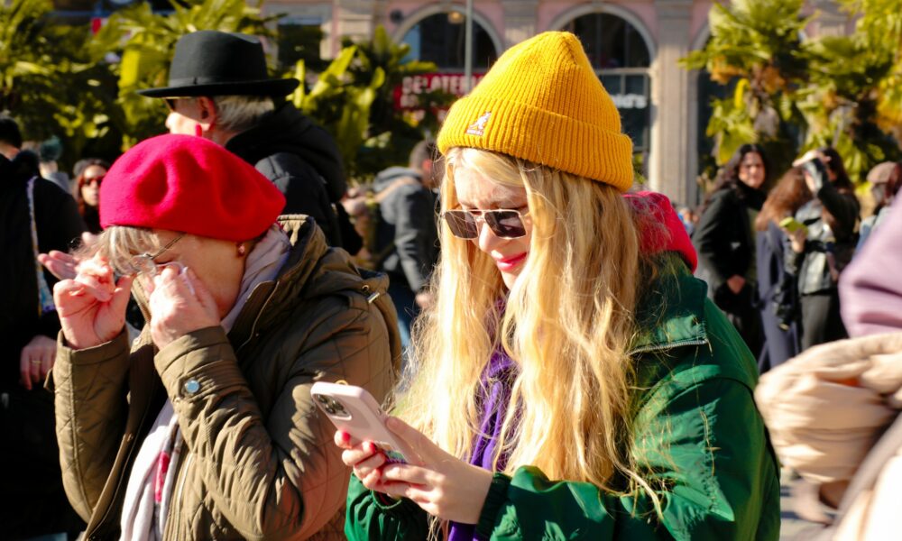 Девушки в шапках